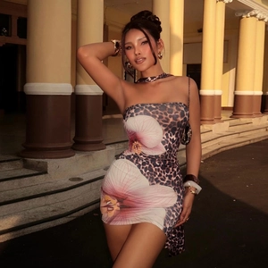 Sleeveless leopard and floral print mini dress with slim fit and strapless neckline