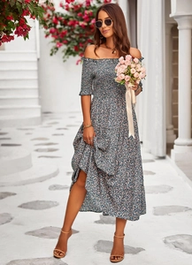 Detail eines schulterfreien Blumenkleids in Dunkelblau mit Puffärmeln und A-Linien-Schnitt