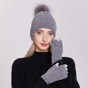 Set berretto da donna in maglia di ciniglia grigia con pompon e guanti coordinati
