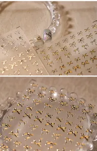 Détail macro de stickers ongles papillon 5D stéréoscopiques en or champagne et noir
