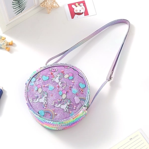 Dettaglio della borsa a tracolla sirena con paillettes viola e motivo unicorno arcobaleno