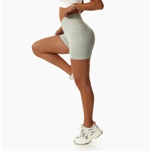 Seitenansicht der hellgrünen Yoga-Shorts mit hoher Taille und geripptem Stützgewebe