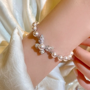 Elegante Braccialetto di Perle Artificiali a Farfalla per Donna Design di Nicchia di Lusso Zirconia Intarsiata Gioielli in Lega In Argento Rosa