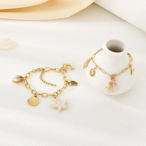 Bracelet à breloques océan plaqué or 18k avec pendentifs coquillage, étoile de mer et tortue