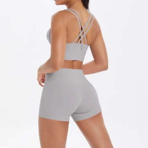 Détail de l'ensemble de yoga gris avec brassière à dos croisé et short à taille haute