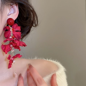 Detail von roten Blumen-Ohrringen mit Stoffblüten und Perlen am Model