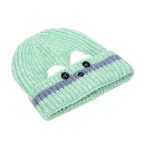 Détail du bonnet en tricot vert clair avec visage de dessin animé et pompons doux