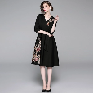 Elegante abito nero a trapezio con scollo a V, ricami floreali e cintura annodata