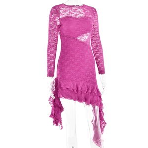 Détail de la robe en dentelle rose avec des motifs complexes et un ourlet à volants