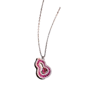 Collier avec pendentif gourde en argent et cristaux roses et rouges au design ajouré