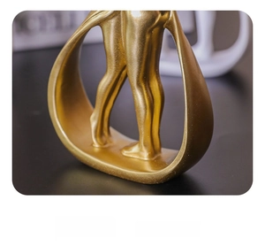 Dettaglio di scultura astratta dorata che mostra la finitura laccata lucida