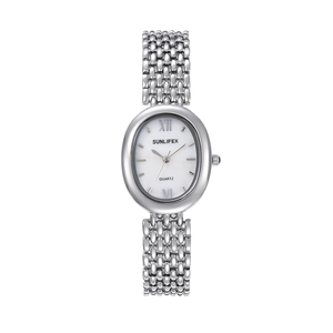 Dettaglio orologio al quarzo ovale con quadrante bianco e cinturino a maglia argento