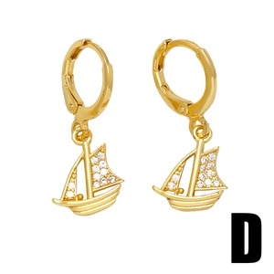 Détail de boucles d'oreilles voilier en or 18k avec pavé de zircons blancs sur fond blanc