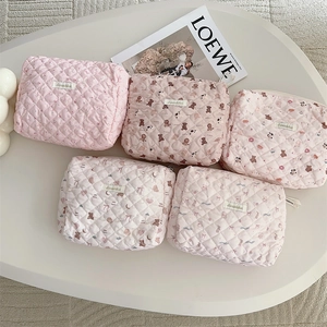 Lot de cinq trousses de maquillage matelassées roses avec motifs ours et fleurs