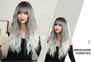 Detail einer langen gewellten Ombre-Perücke in Grau-Weiß mit schickem Pony und Wellen