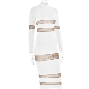 Détails d'une robe blanche à manches longues avec empiècements en mesh beige transparent