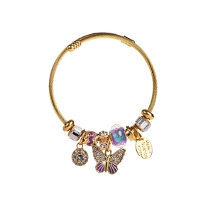 Bracciale a torsione dorato con ciondoli a farfalla, perle viola e strass luccicanti