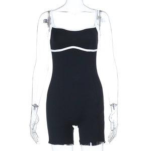 Dettaglio della finitura a contrasto bianco e nero sul body attillato con spalline