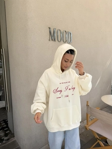 Oversized κρεμ φούτερ με κουκούλα και κόκκινο τύπωμα Sorry I'm Busy σε street style εμφάνιση