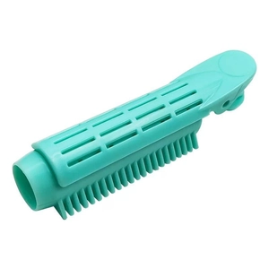 Gros plan sur la pince à racines vert menthe avec peigne coiffant pour le volume