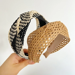 Détails du serre-tête tressé avec motifs noir et beige et dents intérieures antidérapantes