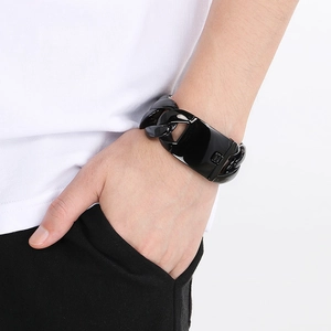 Bracelet gourmette noir de 31mm en acier inoxydable pour homme porté pour un look audacieux