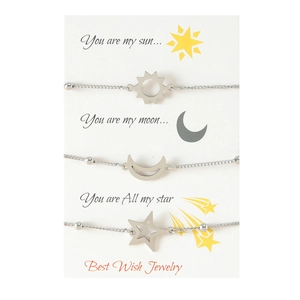 Ensemble de trois bracelets en acier inoxydable avec soleil, lune et étoile sur carte