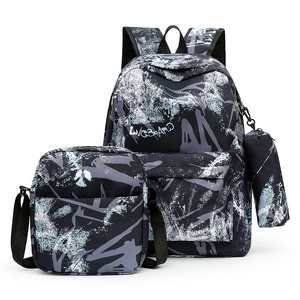 Détail de l'ensemble sac à dos 3 pièces avec un motif graffiti noir élégant
