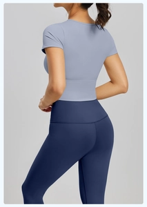 Vista posteriore dei leggings da yoga a vita alta e del top sportivo azzurro a maniche corte