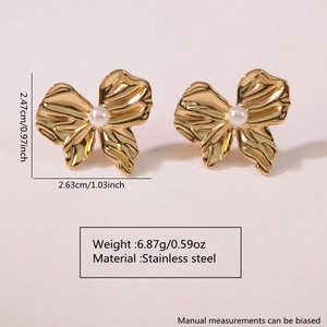 Asymmetric gold bow stud earrings in stainless steel with a round white pearl accent