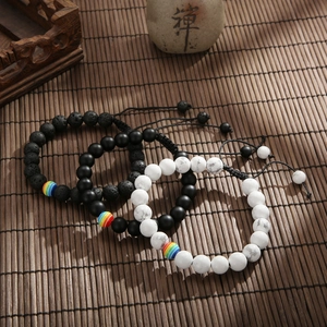 Set di tre braccialetti fatti a mano con pietre laviche e cordoncino regolabile