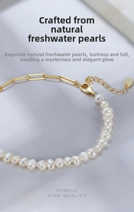 Dettaglio della targhetta in argento S925 e catena di estensione sul bracciale di perle