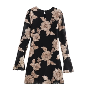 Elegante zwarte mini-jurk met lange mouwen, goudkleurig bloemenborduurwerk en druppelknoop achter