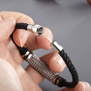 Bracelet pour homme en cuir tressé et acier titane avec fermoir magnétique