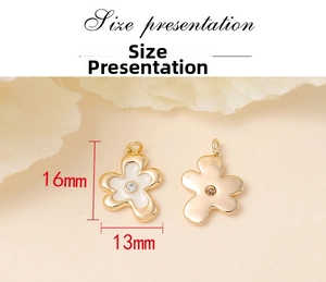 Détail macro d'un pendentif fleur 16x13mm avec zircone et remplissage en émail