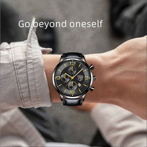 Détail d'une montre à quartz pour homme avec bracelet en cuir et index dorés lumineux