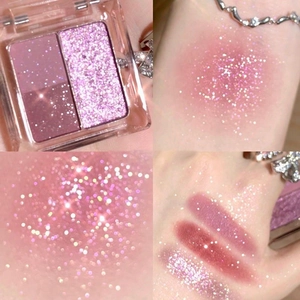 Palette ombretti rosa glitterata con prove colore su braccio per un trucco effetto luminoso