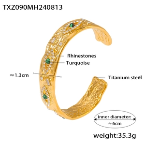 Detailsicht des Titanstahl-Armreifs in Gold mit grünem Türkis und glänzenden Strass