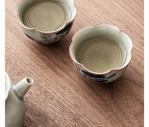 Détail de tasses en céramique céladon avec glaçure craquelée et magnolia peint à la main