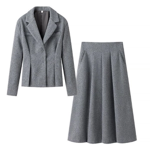 Ensemble blazer gris foncé et jupe midi plissée à taille haute pour femmes