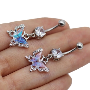 Vue détaillée du piercing de nombril papillon avec paillettes dégradées et zircons blancs