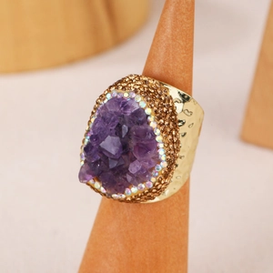 Anello dorato regolabile in stile boho con ametista grezza naturale e strass brillanti