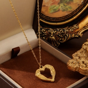 Vintage 18k gold plated hollow heart pendant necklace with fine chain in jewelry box