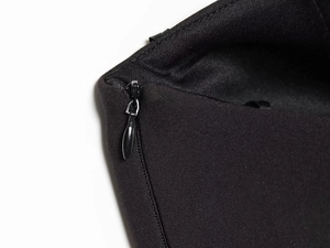 Gros plan sur la fermeture éclair invisible du haut bandeau noir au tissu texturé fin