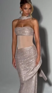 Détail de la robe de soirée à paillettes argentées avec résille et écharpe assortie
