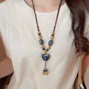 Détail du collier ethnique en céramique avec pendentif cœur et perles artisanales