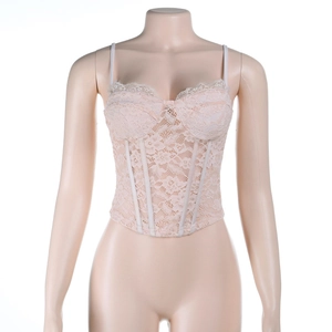 Détail du haut bustier en dentelle abricot avec baleines en résille blanche et bretelles