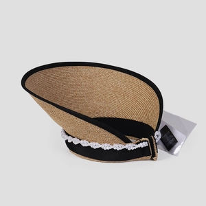 Cappello da sole in paglia a tesa larga con nastro nero e perle bianche per donna