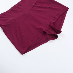 Dettaglio dei pantaloncini da yoga bordeaux con focus sulla trama del tessuto a maglia