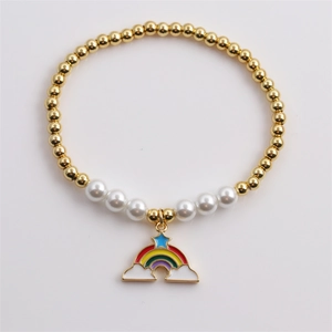 Fashionable gold-plated beaded bracelet with white faux pearls and rainbow star pendant